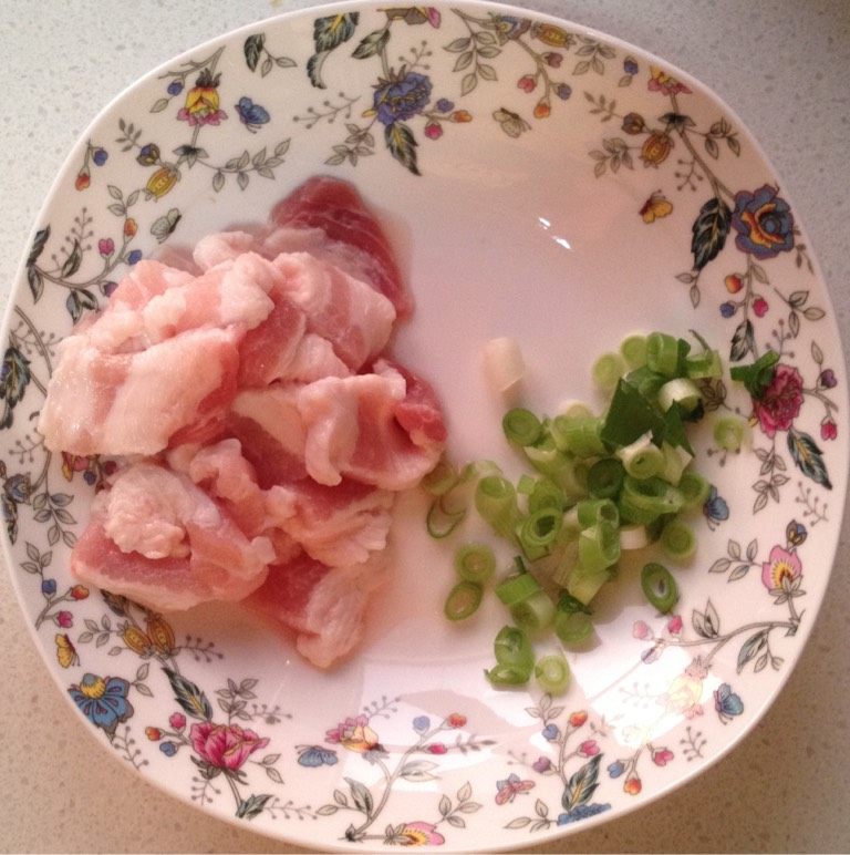 土豆炒芹菜,<a style='color:red;display:inline-block;' href='/shicai/ 428'>五花肉</a>切片