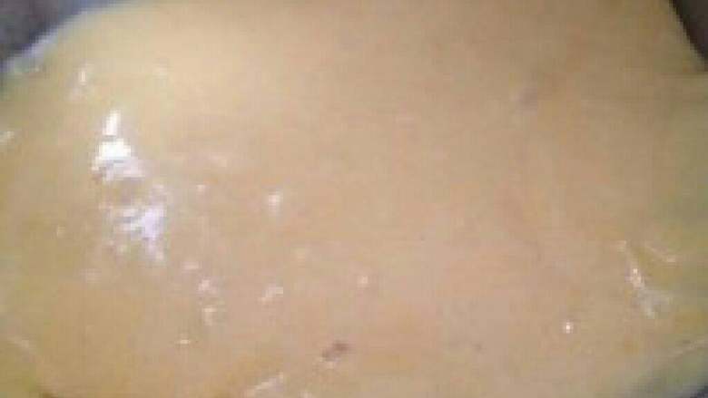 老式蛋糕,将拌好的油面糊倒入蛋糊里,上下搅拌均匀,倒入蛋糕模具里