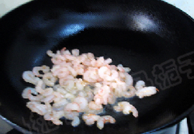 虾仁菠萝焗饭,锅中注入少量的油,下入虾仁煸炒断生,倒出