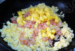 虾仁菠萝焗饭,加入炒好的虾仁和菠萝丁煸炒均匀,加入盐和<a style='color:red;display:inline-block;' href='/shicai/ 756'>鸡精</a>调味