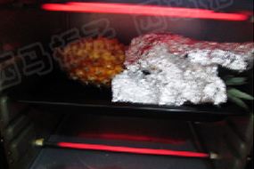 虾仁菠萝焗饭,入烤箱,200度,奶酪融化即可。