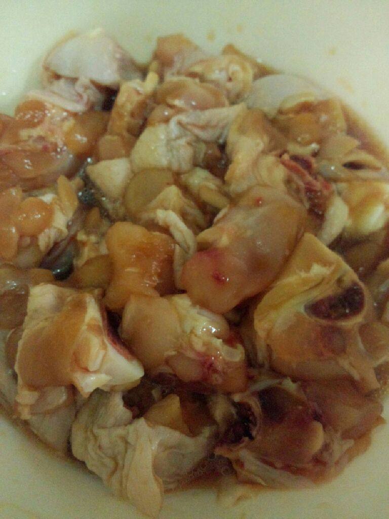 黄瓜焖鸡肉,鸡肉用盐，<a style='color:red;display:inline-block;' href='/shicai/ 788'>生抽</a>腌制一下
