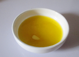 巧克力海绵小蛋糕,把黄油融化,把<a style='color:red;display:inline-block;' href='/shicai/ 9'>鸡蛋</a>和糖混合