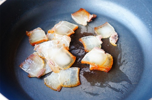 腊肉炒花菜,<a style='color:red;display:inline-block;' href='/shicai/ 436'>腊肉</a>切薄片、<a style='color:red;display:inline-block;' href='/shicai/ 2795'>蒜头</a>拍扁，<a style='color:red;display:inline-block;' href='/shicai/ 436'>腊肉</a>切薄片、<a style='color:red;display:inline-block;' href='/shicai/ 2795'>蒜头</a>拍扁
