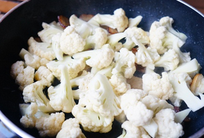 腊肉炒花菜,下蒜头煸出香味，加入洗好的<a style='color:red;display:inline-block;' href='/shicai/ 2629'>花菜</a>