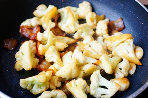 腊肉炒花菜,炒至颜色变深色，调入酱油，翻炒均匀，调入<a style='color:red;display:inline-block;' href='/shicai/ 756'>鸡精</a>与盐即可出锅