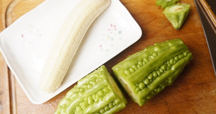 苦瓜酿香蕉,<a style='color:red;display:inline-block;' href='/shicai/ 610'>香蕉</a>剥去皮，<a style='color:red;display:inline-block;' href='/shicai/ 55'>苦瓜</a>去掉两头，中间切断