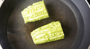 苦瓜酿香蕉,用筷子去掉苦瓜籽与瓤，锅内放水，加少量的盐，下苦瓜煮