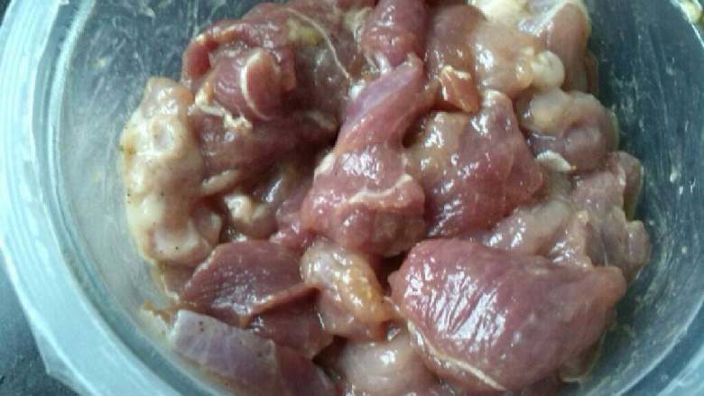 ≈辣椒炒肉≈,把肉切片,用盐,鸡精,生抽,生粉,香油抓匀