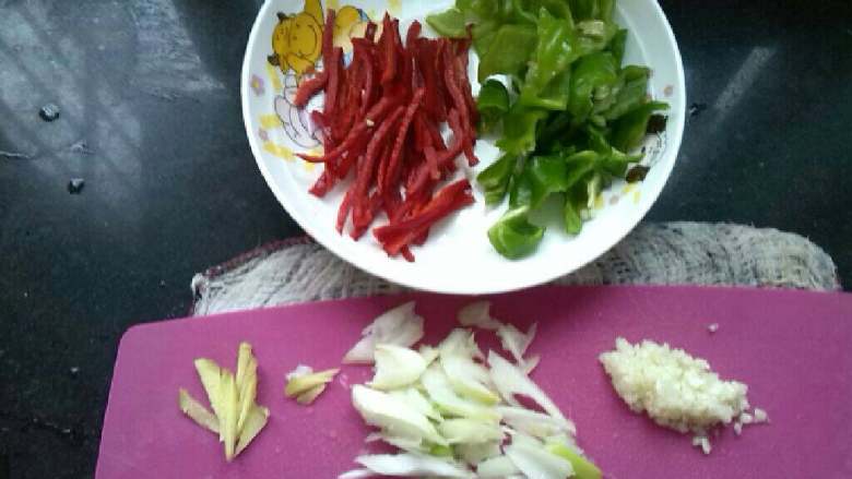 ≈辣椒炒肉≈,辣椒改刀,葱姜蒜改刀