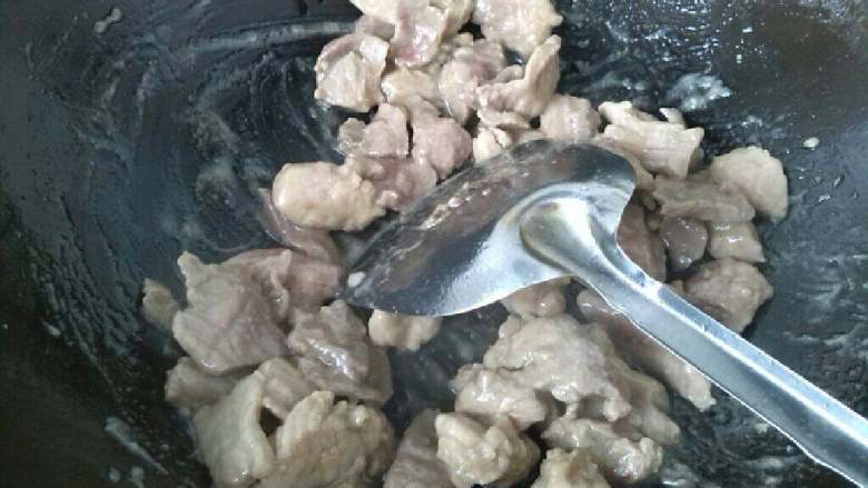 ≈辣椒炒肉≈,锅内倒入适量油,放入腌好的肉片翻炒变色后盛出