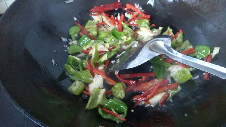 ≈辣椒炒肉≈,另起锅,放入油,接着爆香葱姜蒜和辣椒