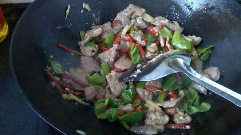 ≈辣椒炒肉≈,再倒入肉片翻炒均匀,调入盐,生抽,五香粉炒匀即可