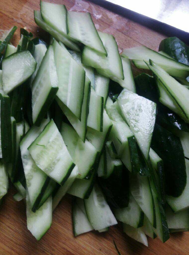 黄瓜炒虾仁,<a style='color:red;display:inline-block;' href='/shicai/ 54'>黄瓜</a>洗净切片备用