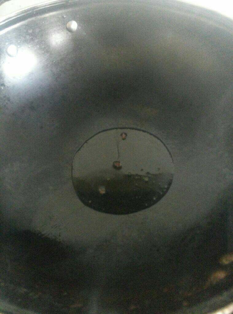 黄瓜炒虾仁,锅内放少许油，放入<a style='color:red;display:inline-block;' href='/shicai/ 700'>花椒</a>炒香