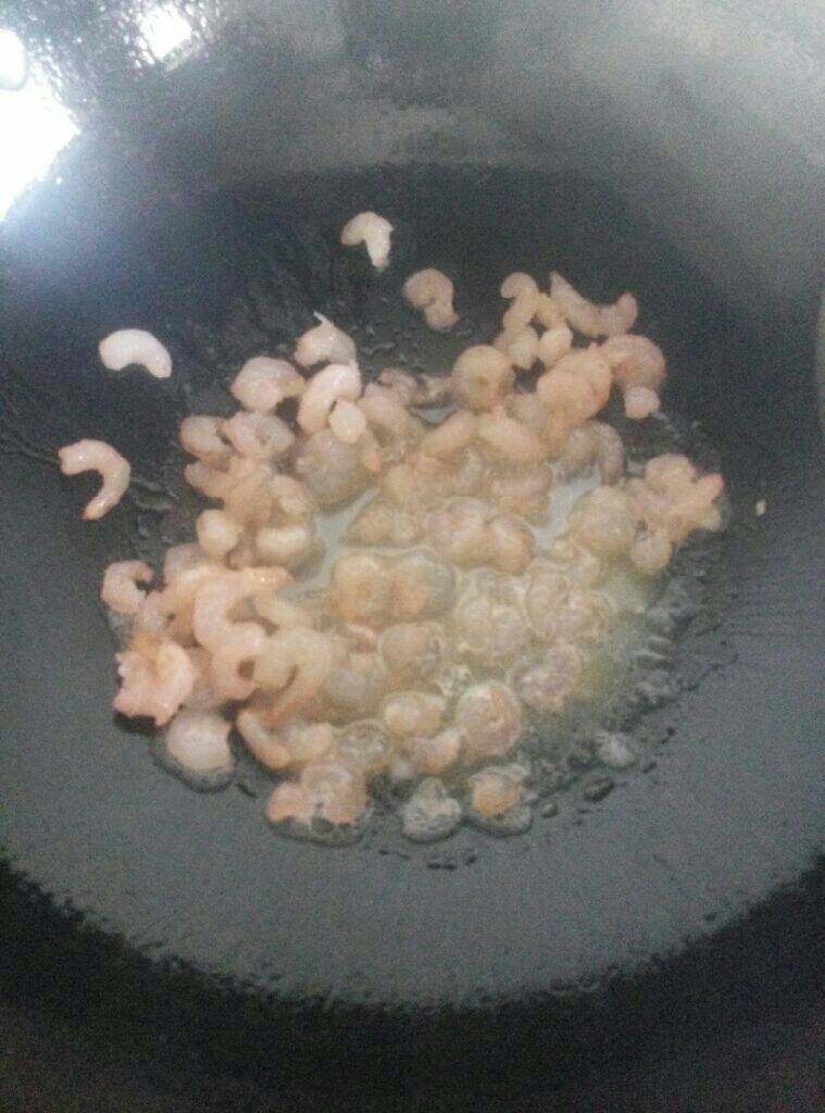 黄瓜炒虾仁,放入虾仁，炒至虾仁透明