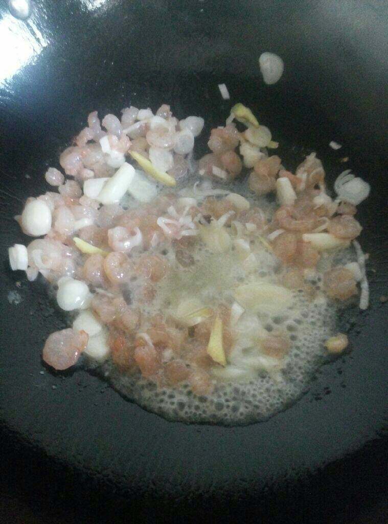 黄瓜炒虾仁,放入葱姜和蒜片，适量<a style='color:red;display:inline-block;' href='/shicai/ 718'>料酒</a>