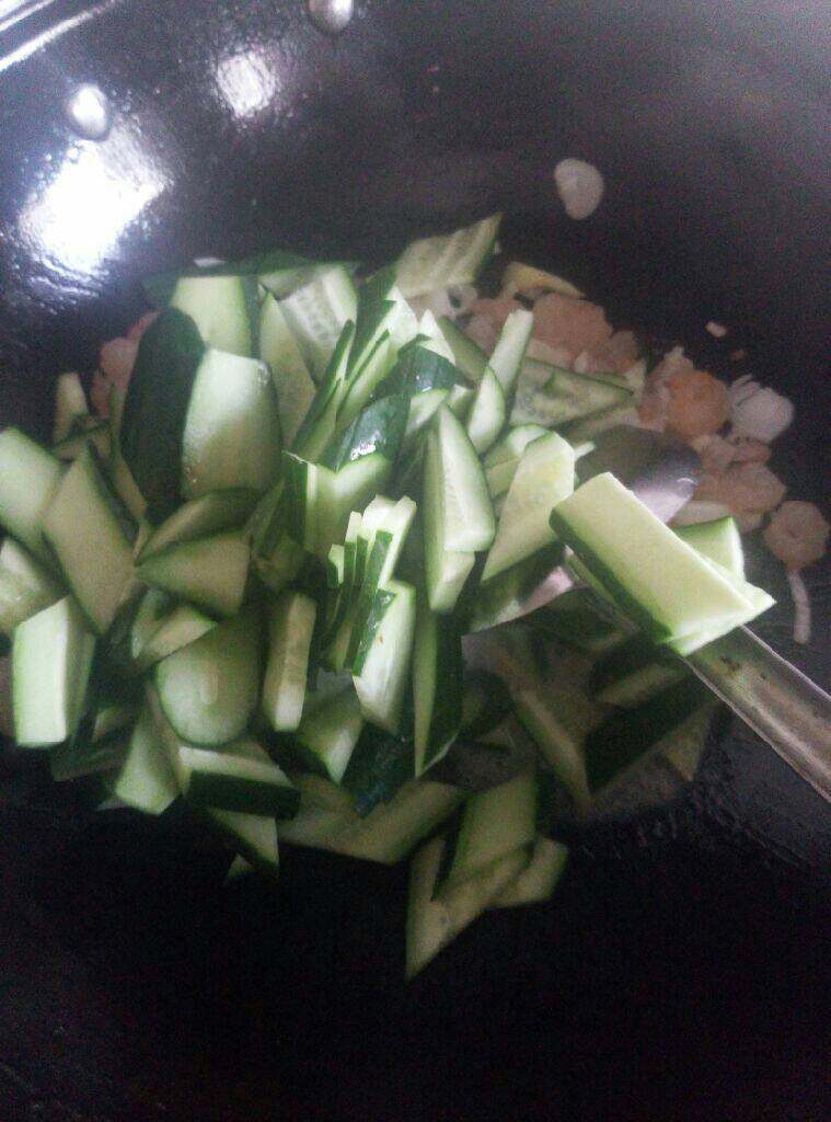 黄瓜炒虾仁,放黄瓜，大火翻炒片刻