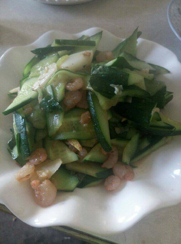 黄瓜炒虾仁,放入<a style='color:red;display:inline-block;' href='/shicai/ 788'>生抽</a>，盐和香醋调味即可出锅