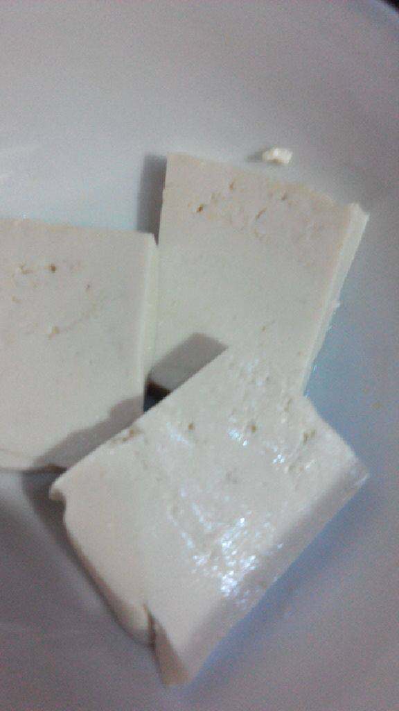 熊掌豆腐,葱姜蒜都切小块,豆腐切片代用