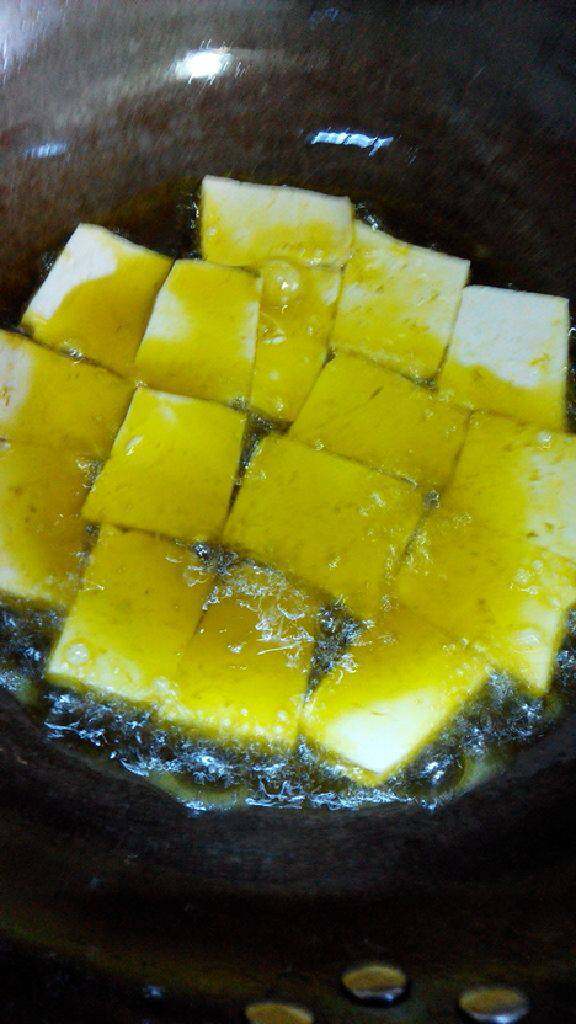 熊掌豆腐,锅里倒入油,油热后把豆腐放进去油炸,两面炸至起酥