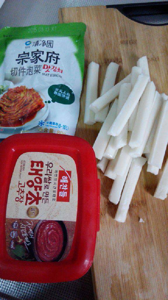 辣白菜炒年糕,如图,准备好所需材料