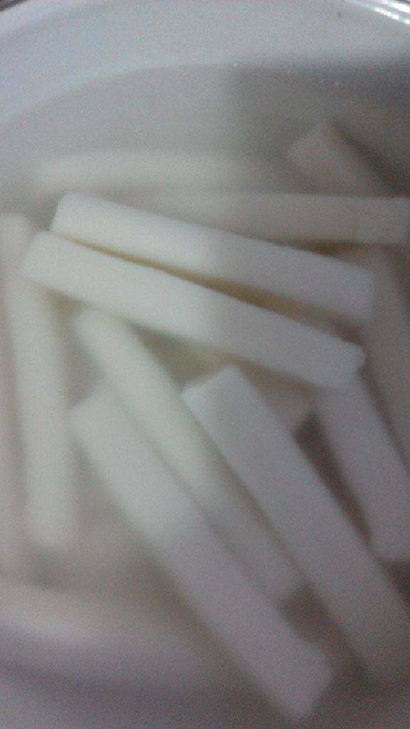 辣白菜炒年糕,过凉水,防止粘粘,备用