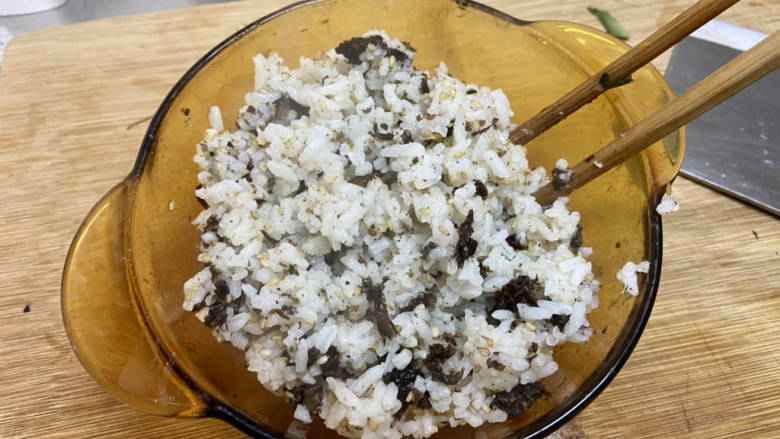 牛油果拌饭,煮好的米饭盛出一碗,加入适量芝麻海苔碎,翻拌均匀