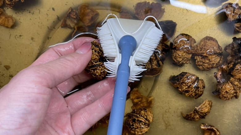 核桃壳煮水,用泡片刻清洗干净