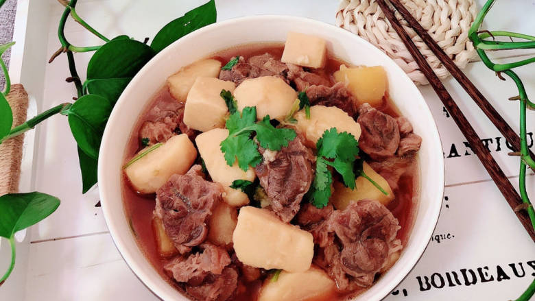 牛肉炖芋头,滋补养生佳品牛肉炖芋头就上桌了!