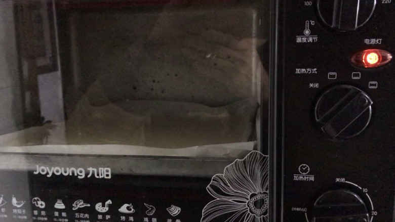 紫薯蛋糕卷,震动排气后放入提前预热好的烤箱中层,160度烤20分钟