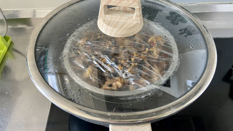 蒜蓉豆豉蒸排骨,水开上锅,大火蒸5分钟,转中火蒸30分钟即可,如果是肉多骨细的小排可以缩短时间20分钟左右即可