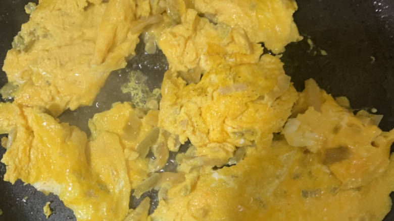 快手榨菜蛋饼,翻面不完整中间记得翻过来。