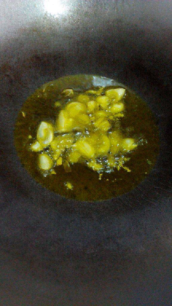 蒜泥蚕豆,锅里倒油,油热后倒入蒜泥,大火炒出蒜香味