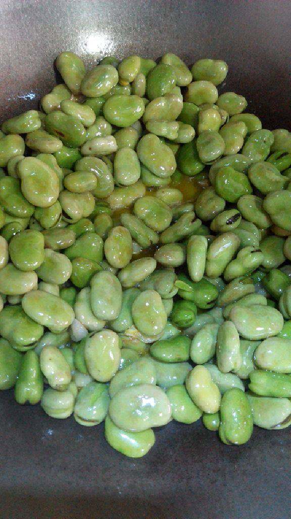 蒜泥蚕豆,炒至蚕豆变色,后加盐