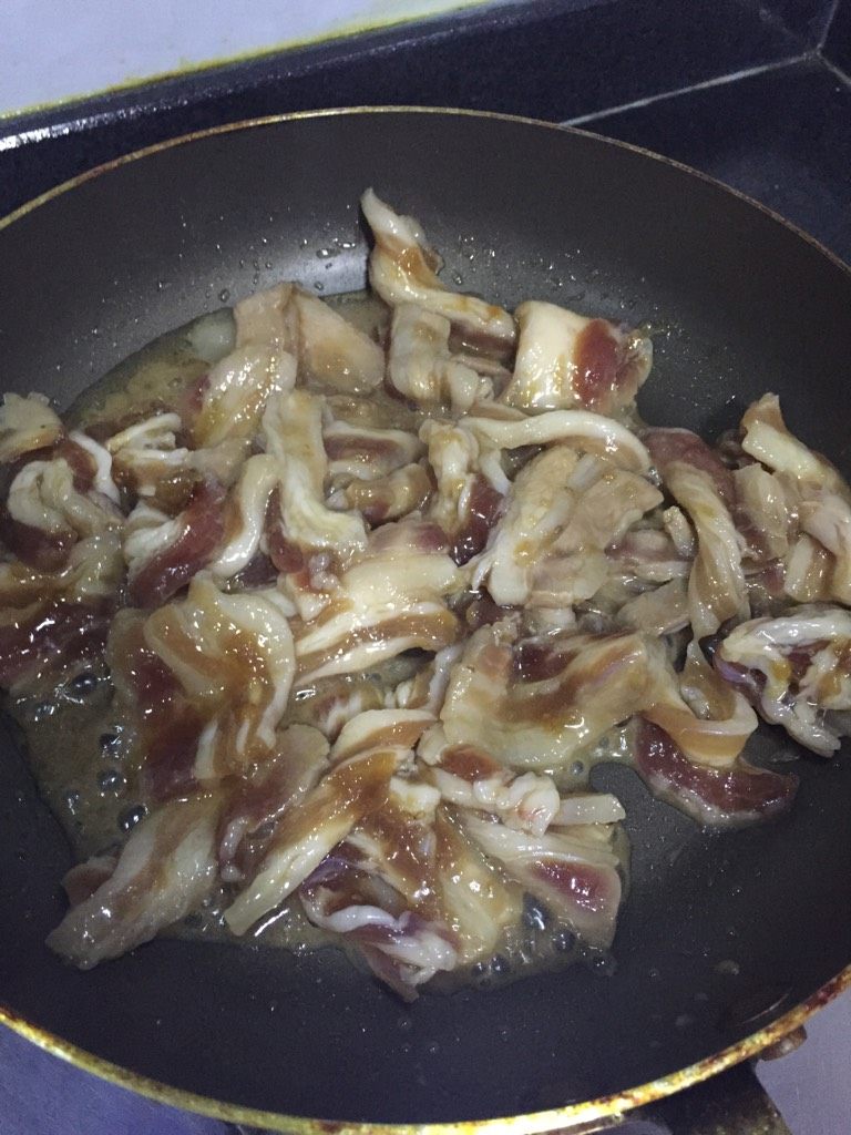 简易版烤肉,如图<a style='color:red;display:inline-block;' href='/shicai/ 428'>五花肉</a>腌制后用平底锅加点油下锅翻炒至两面焦黄