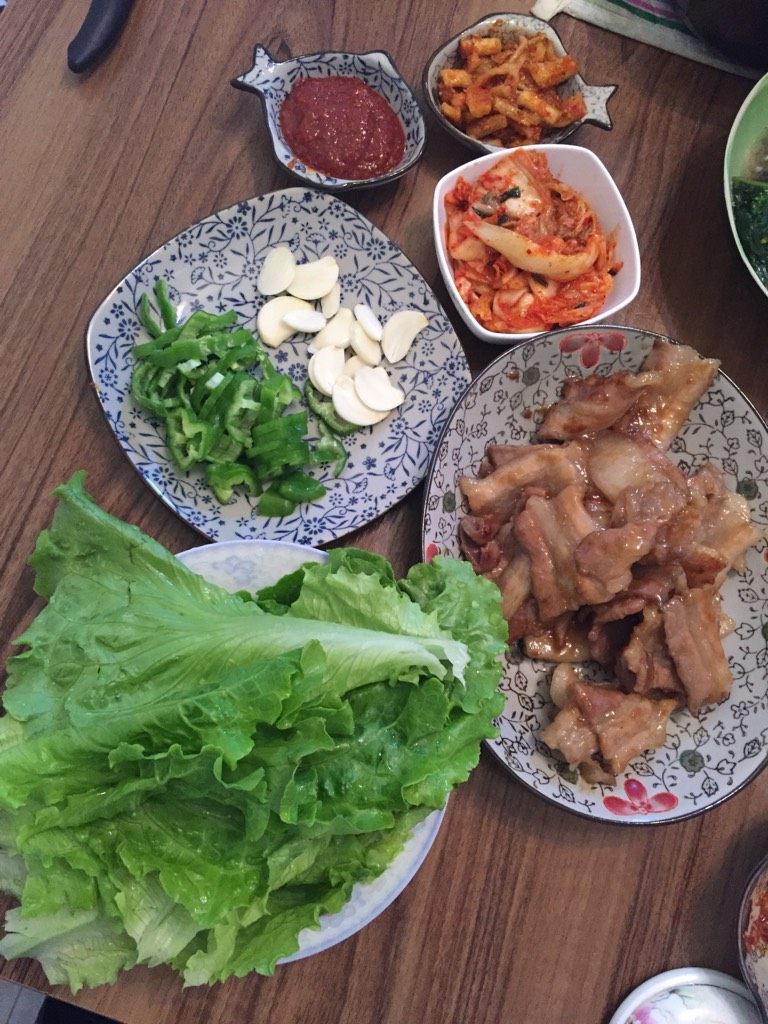 简易版烤肉,如图<a style='color:red;display:inline-block;' href='/shicai/ 61'>青椒</a>切圈、蒜切片、<a style='color:red;display:inline-block;' href='/shicai/ 121'>生菜</a>洗干净、<a style='color:red;display:inline-block;' href='/shicai/ 2863'>辣白菜</a>切段