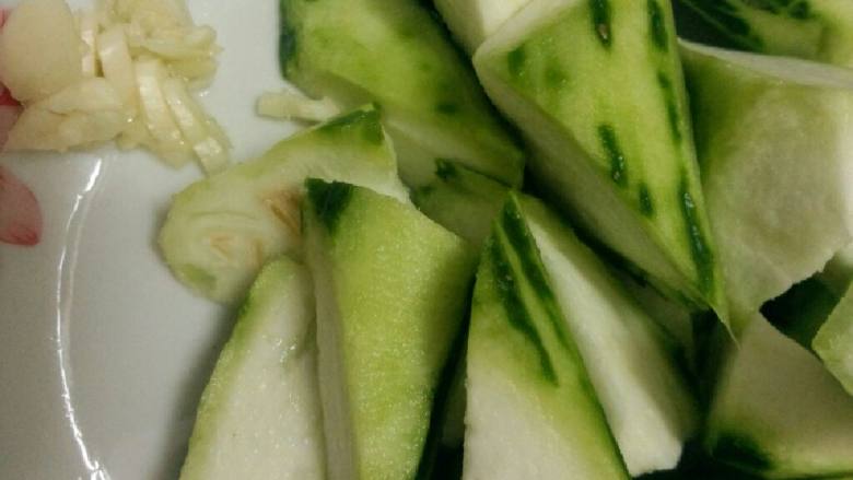 丝瓜炒蛋,备好<a style='color:red;display:inline-block;' href='/shicai/ 57'>丝瓜</a>，蒜，<a style='color:red;display:inline-block;' href='/shicai/ 9'>鸡蛋</a>