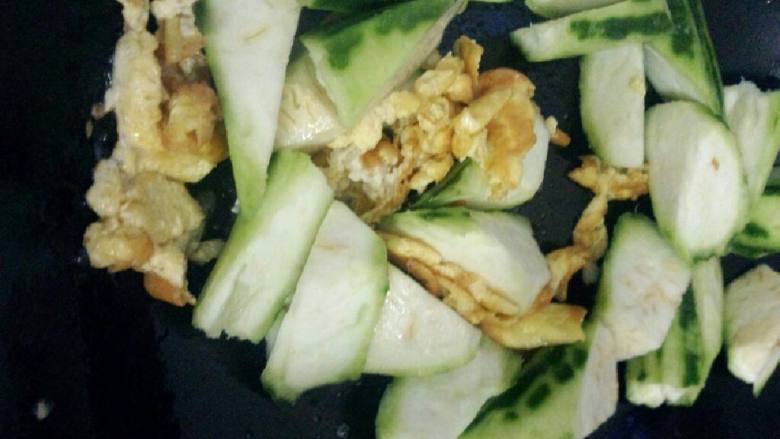 丝瓜炒蛋,放入蒜炒香，在放丝瓜炒