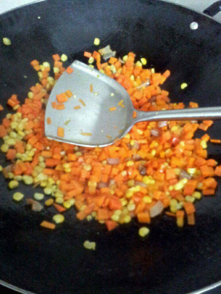 腊肉炒素丁,<a style='color:red;display:inline-block;' href='/shicai/ 670'>松子</a>放烤箱150度，烤10分钟。，备用。萝卜，<a style='color:red;display:inline-block;' href='/shicai/ 54'>黄瓜</a>，<a style='color:red;display:inline-block;' href='/shicai/ 500'>玉米</a>切丁，<a style='color:red;display:inline-block;' href='/shicai/ 436'>腊肉</a>蒸熟，切丁，锅下油，放<a style='color:red;display:inline-block;' href='/shicai/ 436'>腊肉</a>爆香，再下<a style='color:red;display:inline-block;' href='/shicai/ 500'>玉米</a>，萝卜翻炒一下。