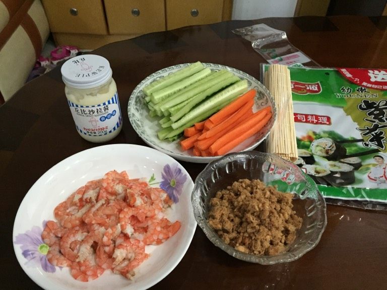 寿司,在蒸米饭同时 可以准备材料 把<a style='color:red;display:inline-block;' href='/shicai/ 3581'>青瓜</a>去心切条 <a style='color:red;display:inline-block;' href='/shicai/ 2559'>红萝卜</a>切条 <a style='color:red;display:inline-block;' href='/shicai/ 300'>虾</a>放入烧开水里煮熟 去头去皮 对半切 备用