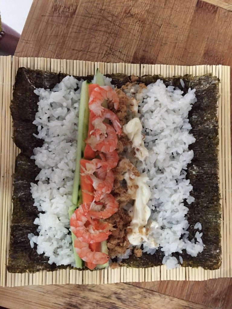 寿司,如图铺上寿司帘 铺上<a style='color:red;display:inline-block;' href='/shicai/ 279'>海苔</a> 把温热米饭两头各留一厘米薄薄铺好 把食材放在中间 <a style='color:red;display:inline-block;' href='/shicai/ 4856'>沙拉酱</a>可以多放点