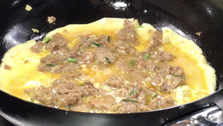 滑蛋牛肉,倒入蛋液,煎至成块