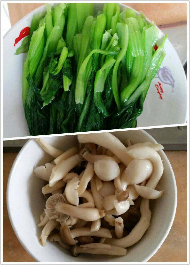 水煮肉片,<a style='color:red;display:inline-block;' href='/shicai/ 136'>黑木耳</a>提前水泡发同油菜，鲜菇洗净，焯水，过凉水，捞出。