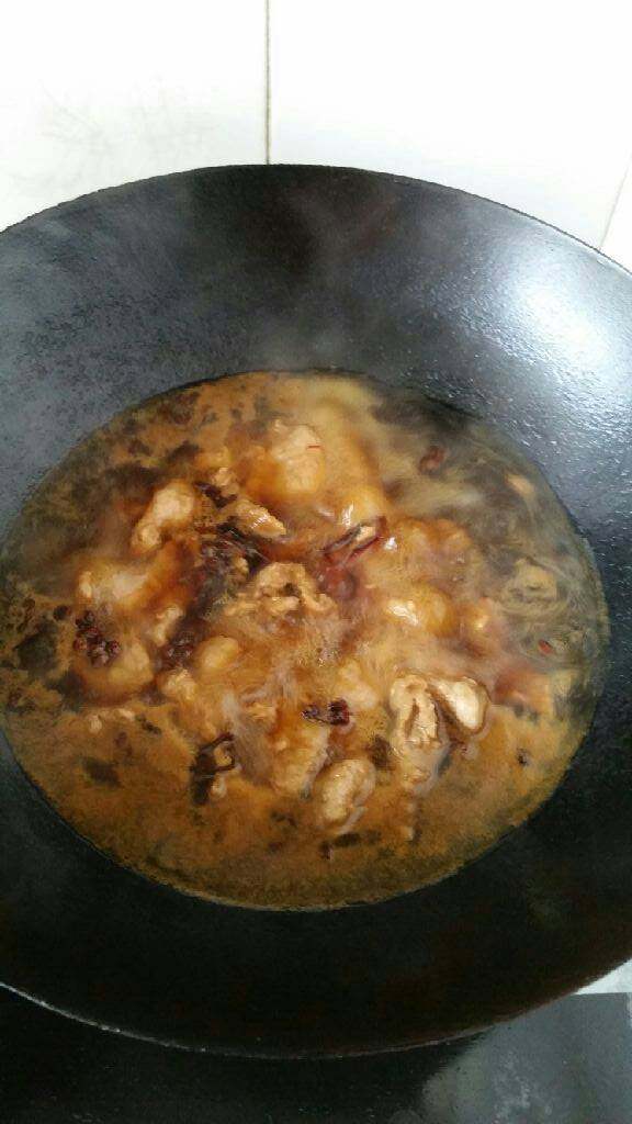 水煮肉片,<a style='color:red;display:inline-block;' href='/shicai/ 700'>花椒</a>，麻椒，竖椒，<a style='color:red;display:inline-block;' href='/shicai/ 37'>姜</a>，热油炸锅，出麻椒香味，放酱油，火别太急。加开水，下肉片，放盐调味，煮3分钟。