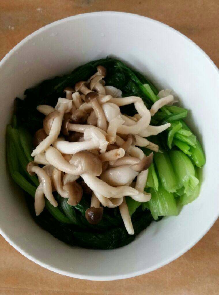 水煮肉片,把焯好的菜摆在大碗里。