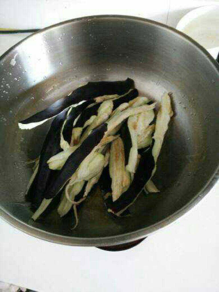 【家常菜】酱茄子,锅里放油,放入茄子