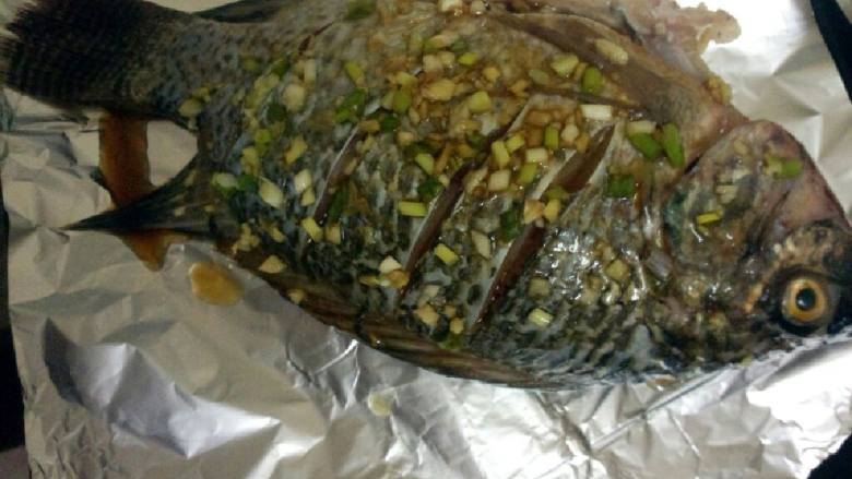 烤福寿鱼,腌好后将福寿鱼放锡纸中,烤箱预热