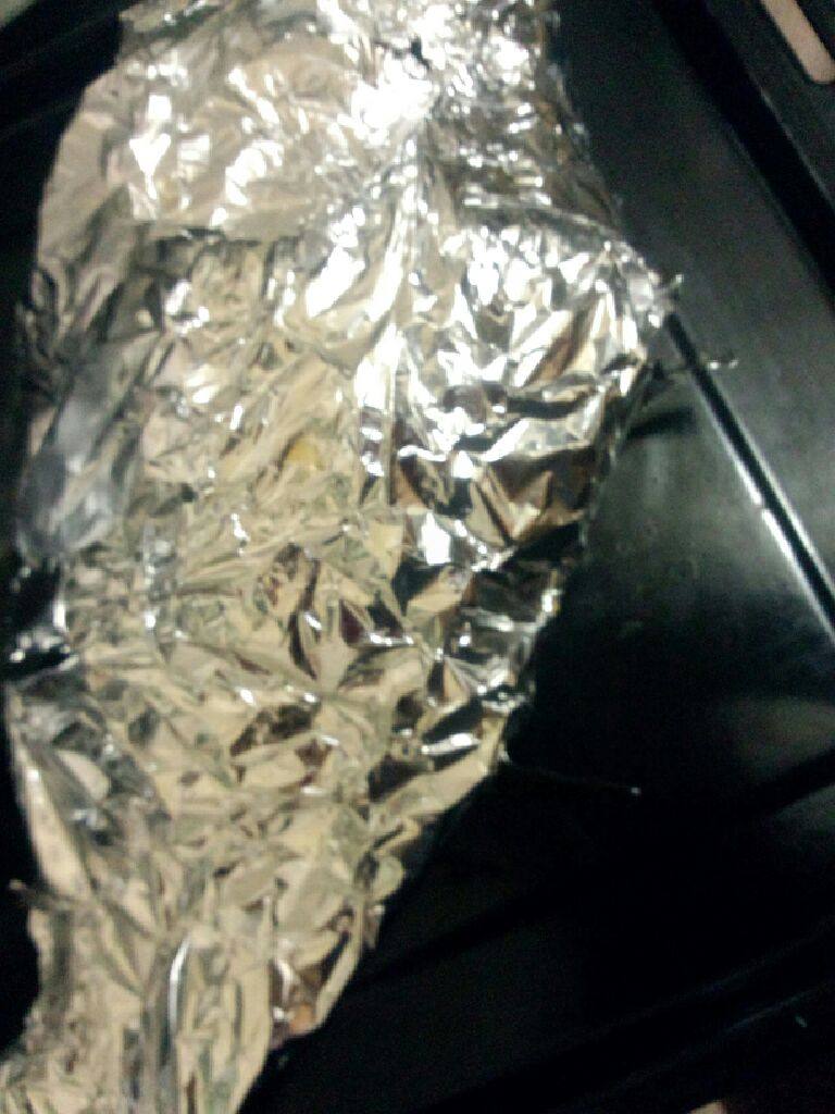 烤福寿鱼,将福寿鱼包好放入预热好的烤箱,温度230.上火烤30分钟