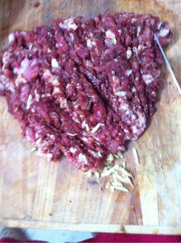 豆角和猪肉水姣,肉切片姜和葱切丝放肉里一起切成泥壯一边切一边放些酱油适量